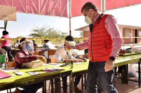 Miguel Riquelme acude a votar.