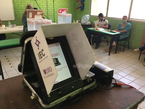 Vista de cerca de urna electrónica.
