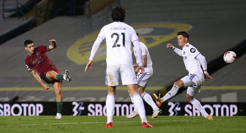 Con ese guión, el choque comenzó con un tanto anulado al Leeds por fuera de juego de Patrick Bamford y continuó con otra ocasión de Rodrigo Moreno al filo del descanso que no fue gol gracias a una gran intervención de Rui Patricio.