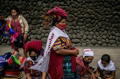 Guatemala conmemora 76 años de su Revolución realizando una manifestación