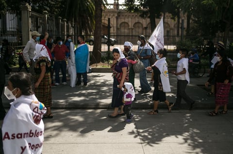 Guatemala conmemora 76 años de su Revolución realizando una manifestación