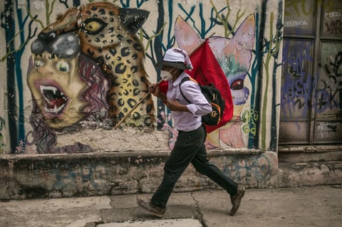 Guatemala conmemora 76 años de su Revolución realizando una manifestación