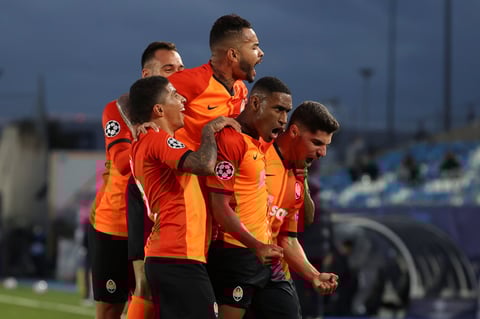 El Shakhtar Donetsk hizo buena su amplia ventaja de tres goles en la primera mitad 