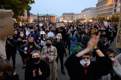 Unas quince personas fueron detenidas anoche tras los disturbios registrados en las inmediaciones de la casa del político, informaron hoy fuentes policiales. Ante el domicilio de Kaczynski, así como ante la sede del Constitucional y la central del PiS, se habían concentrado varios centenares de personas, en protesta por la sentencia.