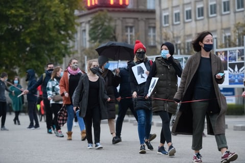 Para este fin de semana se han convocado concentraciones similares, en medio de la polarización generada por la decisión del Constitucional. Mientras los colectivos provida reaccionaron con euforia ante la sentencia, organizaciones de mujeres y oposición liberal se han movilizado contra un dictamen que derriba una de las pocas posibilidades de acceder al aborto legal en ese país.