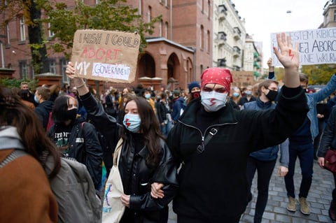 Las reacciones de los colectivos de mujeres y oposición liberal siguen a la sentencia, ayer, por la que el Alto Tribunal declaró inconstitucional la interrupción del embarazo por malformación del feto. Con ello la posibilidad del aborto legal ha quedado reducida a los supuestos legales de violación, incesto y grave riesgo para la salud de la madre.