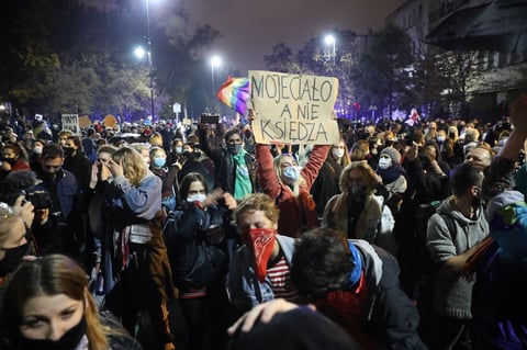 El conjunto del poder judicial ha quedado cuestionado en Polonia a raíz de la reforma impulsada por el PiS. Bruselas ha abierto un proceso sancionador por considerar que erosiona la independencia del poder judicial. Al frente del tribunal ha quedado la juez Julia Przylebska, en el por nominación del PiS.