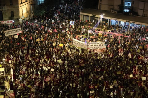 Miles de personas en Israel protestan exigiendo la dimisión de Netanyahu