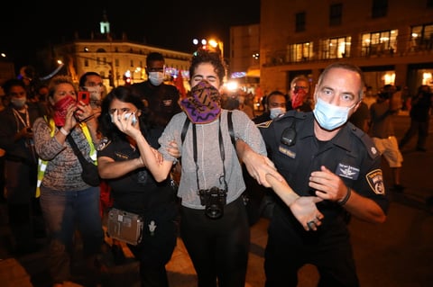 Miles de personas en Israel protestan exigiendo la dimisión de Netanyahu