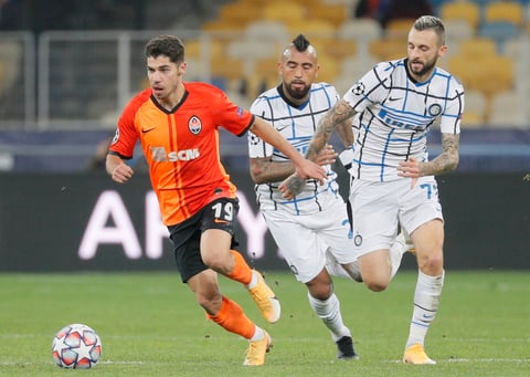 En el estadio Olímpico de Kiev, el planteamiento táctico del Shakhtar, que defendió siempre con una línea de seis hombres para proteger su portería, tembló pero no se rompió y permitió al equipo del técnico portugués Luis Castro superar la doble cita con Madrid e Inter con cuatro puntos de los seis disponibles.
