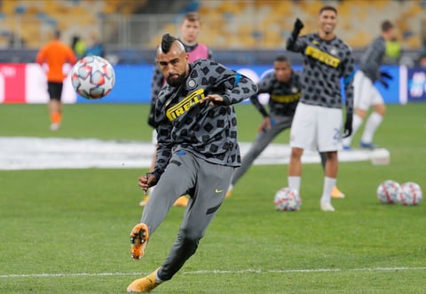 Nicoló Barella y Lukaku sacudieron la madera con unos potentes disparos desde fuera del área mientras que el argentino Lautaro Martínez tuvo otra clara ocasión, perdonada ante el meta ucraniano Anatolii Trubin, también protagonista con una gran parada a remate del delantero belga.