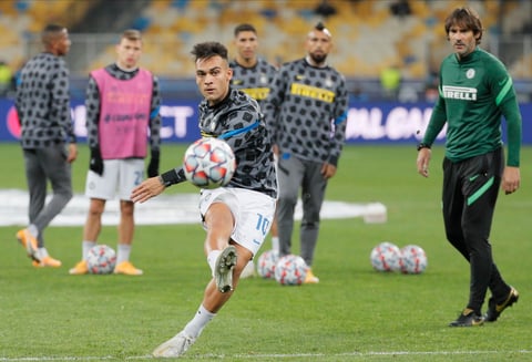 Si las oportunidades fueron claras en la primera mitad, en la segunda llegó una inmejorable para Lautaro, quien sin embargo la perdonó. Un disparo del croata Marcelo Brozovic parado por el meta llegó cómodo a los pies del Toro, quien, a escasos metros de la red vacía, disparó fuera.