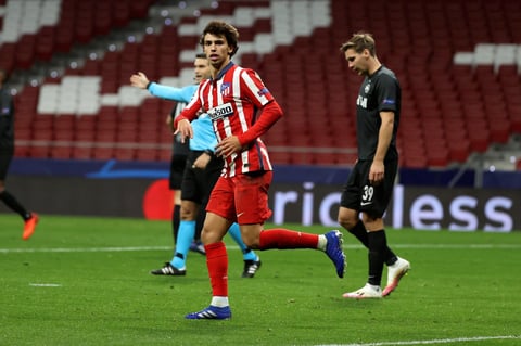 Y con Marcos Llorente de medio centro en defensa, pero sorpresivo elemento ofensivo en ataque entre líneas. Una perturbación para el endeble sistema atrás del Salzburgo, que sufrió a la media hora tales consecuencias porque defiende mal y porque cuando él conduce en los últimos metros tiene la determinación que a muchos le falta.