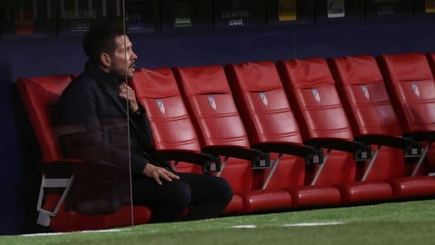 Era el minuto 40. También promovió otro aluvión de dudas en un Atlético que siempre las tiene al acecho. Más aún cuando al minuto y un segundo del segundo tiempo recibió el 1-2. ¿Inesperado? Sí ¿Extraño? No. Por la autopista que ofrece hoy en día el equipo rojiblanco por su banda derecha surgió el pase que sobrepasó por raso todo el área, incluso a Oblak, y que remachó lanzado Berisha.