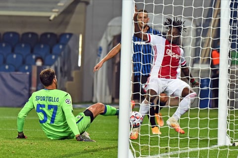 Ajax empata con el Atalanta sin Edson Álvarez en la Champions League
