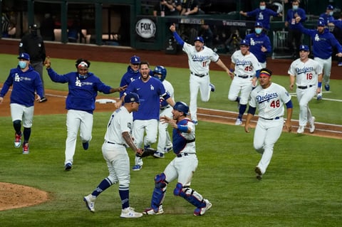 Julio Urías y Víctor González le dan la Serie Mundial a los Dodgers
