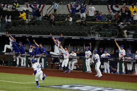 Julio Urías y Víctor González le dan la Serie Mundial a los Dodgers
