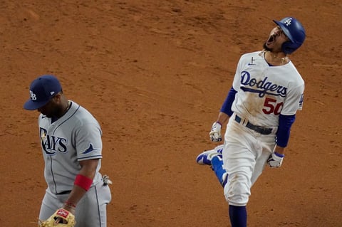 Julio Urías y Víctor González le dan la Serie Mundial a los Dodgers