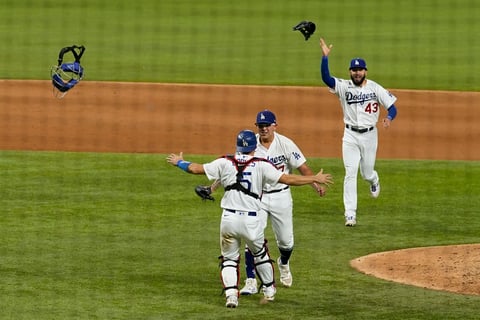 Julio Urías y Víctor González le dan la Serie Mundial a los Dodgers