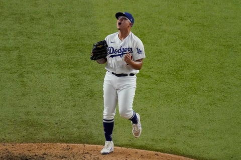 Julio Urías y Víctor González le dan la Serie Mundial a los Dodgers