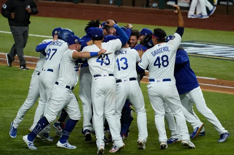 Julio Urías y Víctor González le dan la Serie Mundial a los Dodgers
