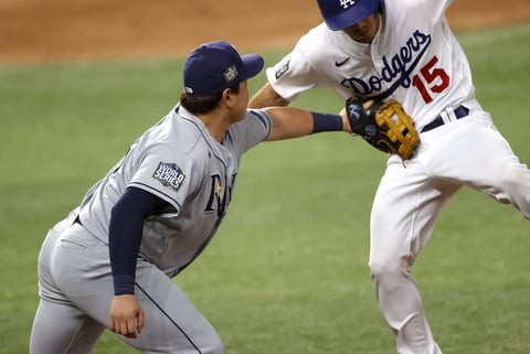 Julio Urías y Víctor González le dan la Serie Mundial a los Dodgers
