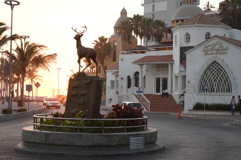 Monumento 'El Venadito' hace honor a uno de los animales característicos de la región, está ubicado al inicio de la  Av. Olas Altas, y es obra del artista Rolando Arjona Yucatán Amabilies.