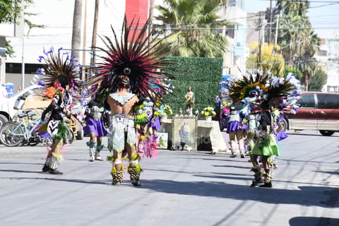 Sobre la avenida Matamoros, a la altura del Monte de Piedad, un altar bloqueó el paso vehicular para que un grupo azteca le rindiera culto.