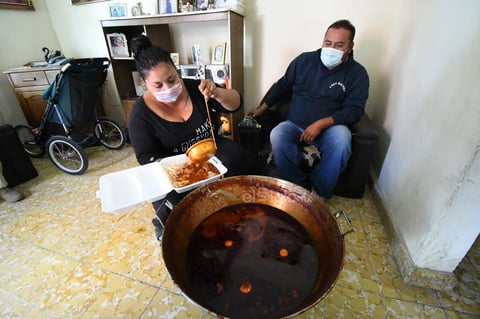 Como es tradición, familias completas elaboraron la tradicional reliquia con siete diferentes sopas y asado rojo.