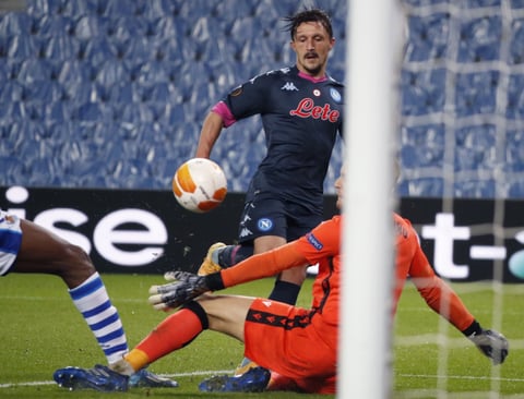 El central francés defendió con criterio, sin embargo el susto llegaría desde un poco más atrás, con un regalo de Merino a Insigne en un saque largo que el capitán del Nápoles, tras una jugada brillante, estuvo cerca de convertir en el primer gol antes de los diez minutos de juego.