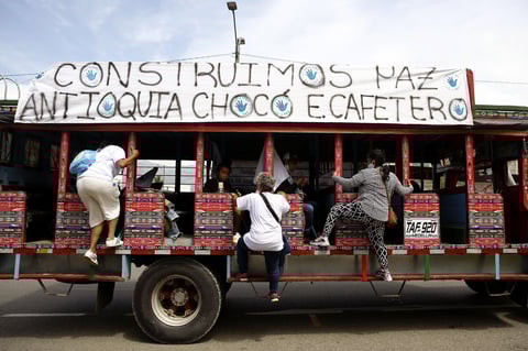 Protestan exguerrilleros de las FARC contra la violencia en Colombia