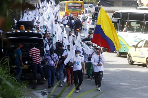 Protestan exguerrilleros de las FARC contra la violencia en Colombia