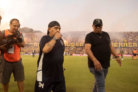 Inglaterra fue víctima de los dos goles más famosos en la carrera de Maradona, quien se encuentra aislado desde el martes en su casa de las afueras de Buenos Aires debido a que un colaborador estrecho tuvo síntomas de coronavirus.