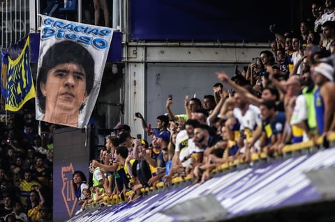 El segundo fue la conclusión de una corrida en la que se desprendió de más de medio equipo rival, haciendo malabares con la pelota. En 2000, la FIFA lo declaró el mejor tanto en la historia de los mundiales. Maradona a su vez fue elegido el mejor jugador del siglo XX junto al brasileño Pelé, quien hace una semana cumplió 80 años.
