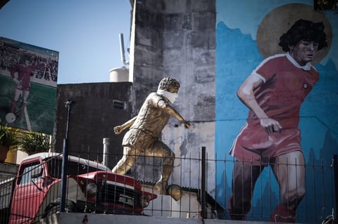 Nacido el 30 de octubre de 1960 en Villa Fiorito, un barrio humilde de un suburbio al sur de Buenos Aires, Maradona fue el quinto de ocho hijos. De aquella época de privaciones, Maradona recuerda los frecuentes dolores de panza de su madre Dalma Franco a la hora de servir la comida en la mesa familiar. Con el tiempo entendió que era una excusa para no comer y dejarle a sus hijos porciones más abundantes.