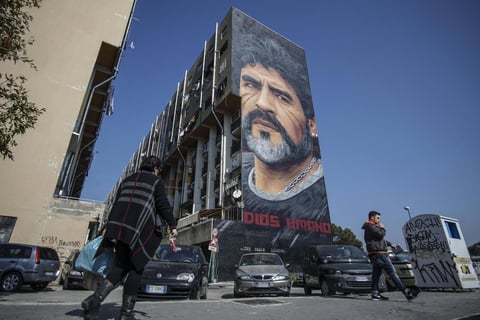Su cumpleaños marcará el inicio de una campaña solidaria 'Las Diez del 10' junto a la Cruz Roja. Maradona subastará diez de sus camisetas y con el dinero recaudado asistirá a las barriadas pobres, como su Villa Fiorito, con alimentos, artículos de higiene y materiales de construcción para mejorar las canchas de fútbol, conocidas como 'potreros'.