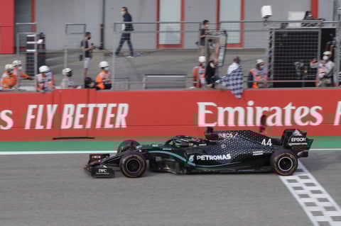 Se impone Hamilton en Gran Premio de Emilia Romaña; 'Checo' Pérez finaliza en sexto
