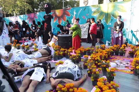 Colectivos feministas organizaron ofrendas, una protesta y hasta un concierto para visibilizar la violencia contra la mujer
