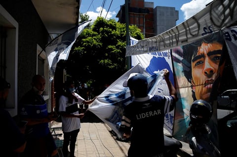 El exjugador argentino será operado por un coágulo en la cabeza