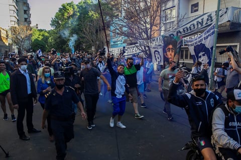 El exjugador argentino será operado por un coágulo en la cabeza