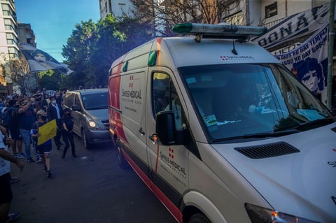 El exjugador argentino será operado por un coágulo en la cabeza