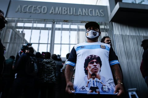 El exjugador argentino será operado por un coágulo en la cabeza