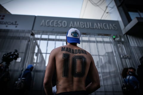 El exjugador argentino será operado por un coágulo en la cabeza