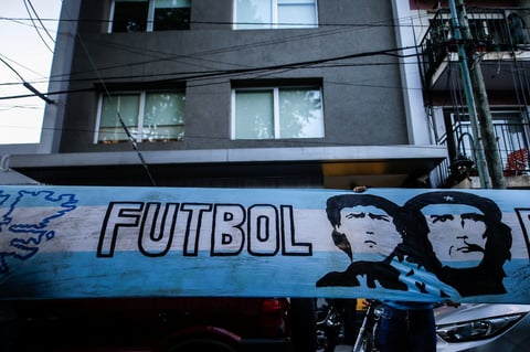 El exjugador argentino será operado por un coágulo en la cabeza