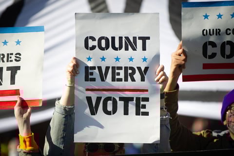 La campaña del líder republicano anticipó horas después que pedirá un reconteo en el estado clave de Wisconsin, donde se han contado casi todos los votos y las proyecciones de los grandes medios ya han dado por ganador a Joe Biden.