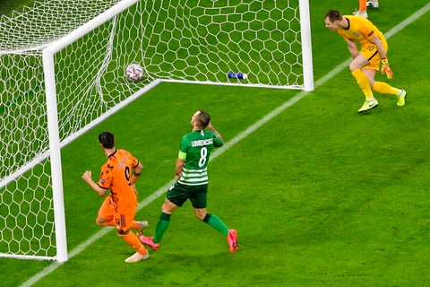 El español Álvaro Morata prolongó su momento dulce este miércoles y anotó un doblete para impulsar el triunfo por 4-1 del Juventus contra el Ferencvaros en el Puskas Arena de Budapest, dedicado al legendario delantero internacional húngaro y del Real Madrid, en la tercera jornada del grupo G de la Liga de Campeones.