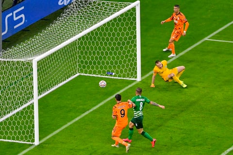 El colombiano Juan Guillermo Cuadrado, alineado por Pirlo en el lateral derecho, en un once inicial sin Dybala, realizó una gran jugada por la banda y metió un centro que, rozado por Cristiano, Morata remató a placer para subir el 1-0 al marcador.