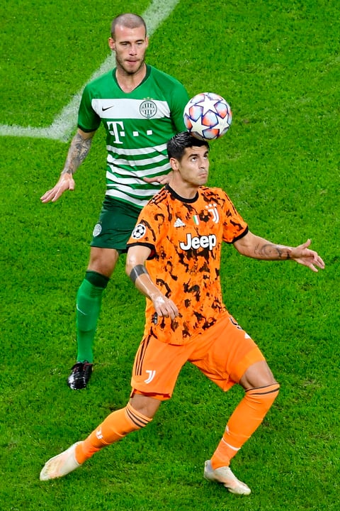 No le faltó coraje al Ferencvaros, que se acercó en algunas ocasiones al área rival, pero las mejores oportunidades siguieron siendo para el Juventus, en el que primero Federico Chiesa y luego Cristiano, anticipado en el último momento por el esloveno Miha Vlazic tras una gran asistencia de Morata, rozaron la doble ventaja antes del descanso.