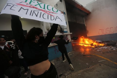 Grupos protestan por feminicidios en Cancún