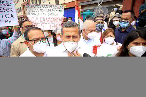 Entre protestas, Manuel Merino jura como presidente de Perú